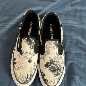 Just reduced! Converse All Star Off White and Black Slip-on.